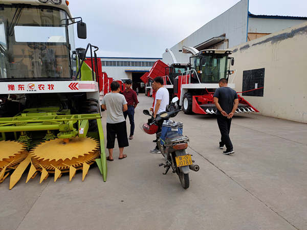 內(nèi)蒙兩位大哥騎摩托車來廠購機